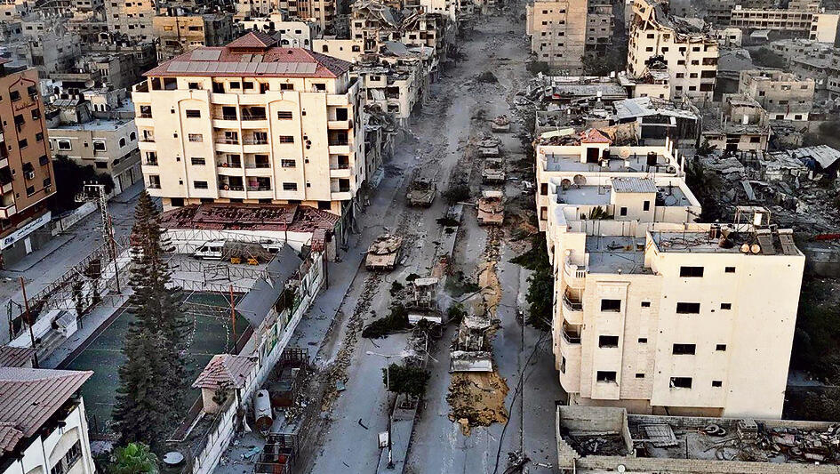 לוחמי סיירת גבעתי וכוחות שריון בפאתי העיר עזה | צילום: דובר צה"ל yk14521368