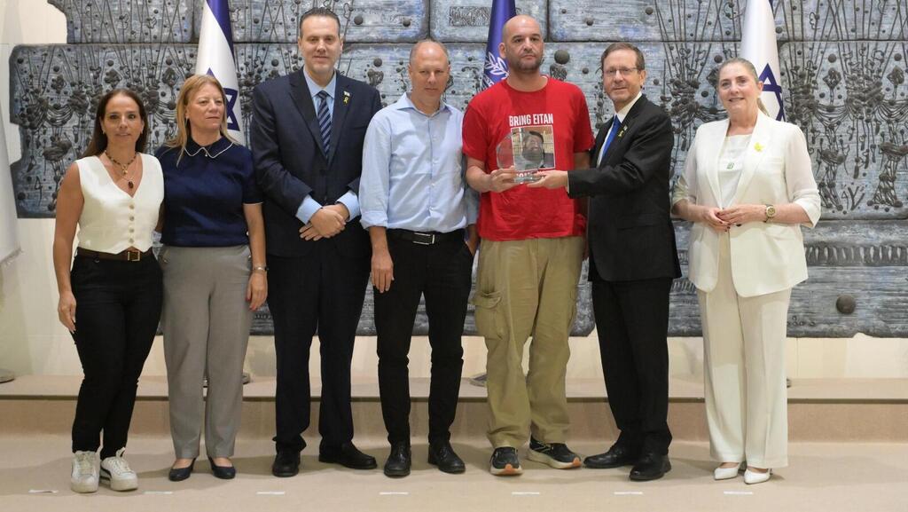 שורד השבי יאיר הורן בטקס "אות הנשיא בספורט" (צילום: עמוס בן גרשום/ לע"מ) שורד השבי יאיר הורן בטקס "אות הנשיא בספורט"