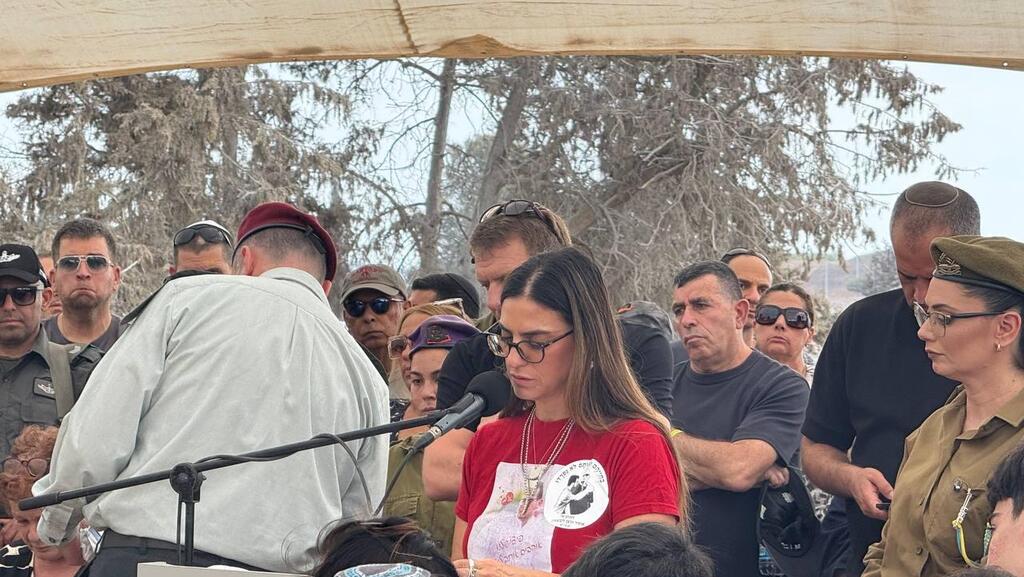 רחל, אחותו של אופיר ודודה של ניצן, בטקס קבורתם בכפר עזה (צילום: רוני גרין שאולוב) רחל, אחותו של אופיר ודודה של ניצן ליבשטיין ז"ל בטקס קבורתם בכפר עזה