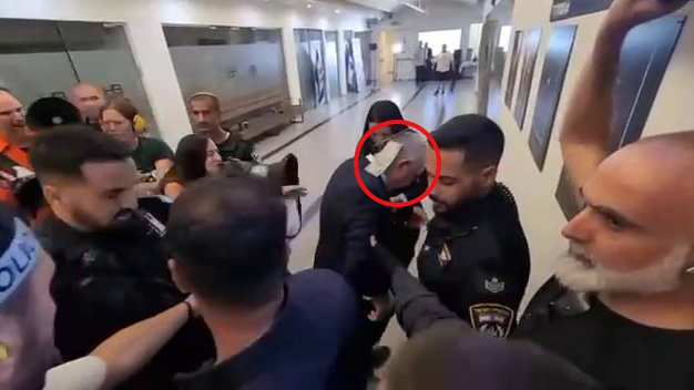 אלי דלל נופל בין המפגינים בהרמת הכוסית של הליכוד