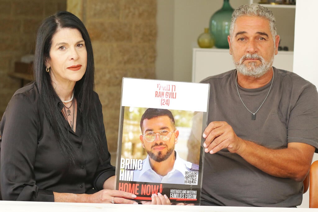 איציק וטליק, הוריו של רן, עם תמונתו (צילום: מאיר אבן חיים) הוריו של רן גואילי ישבו לארוחת ראש השנה בלעדיו