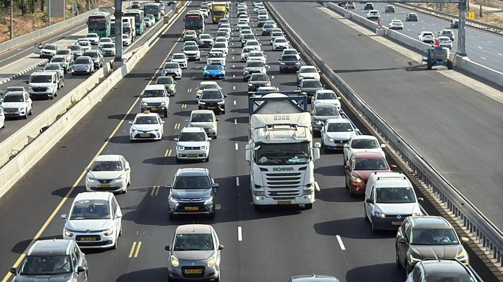 פקקים באזור פולג. העומס חזר כמעט בכל הכבישים המרכזיים בארץ (צילום: טל שחר) פקקים באזור פולג בערב ראש השנה