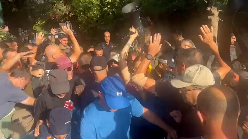 אלימות שוטרים מול מפגינים (צילום: רות ב. ) מוחים בהוד השרון מול ביתו של השר יואב קיש