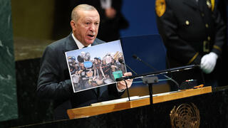 נשיא טורקיה ארדואן מציג תמונה מעזה בעצרת הכללית של האו"ם בניו יורק נשיא טורקיה ארדואן מציג תמונה מעזה בעצרת הכללית של האו"ם בניו יורק