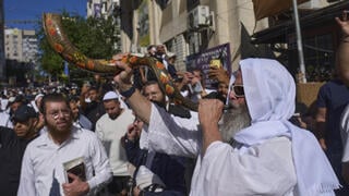 תוקעים בשופר באומן