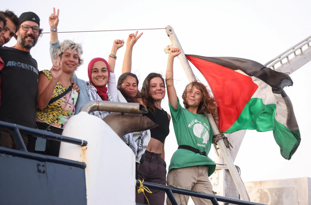 גרטה טונברג ופעילים נוספים. "אין שם הרבה ערסים טורקים כמו במרמרה" (צילום: REUTERS/Stefanos Rapanis) גרטה טונברג על ספינה משט ל עזה ליד כרתים