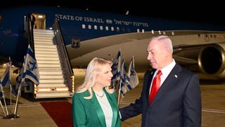 בני הזוג נתניהו לפני ההמראה לארה"ב