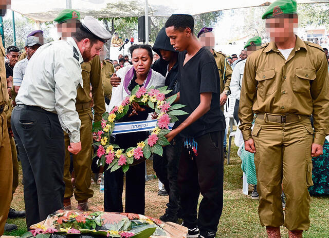 קרוביו של סמ"ר דמלאש וחיילי הנח"ל מעל קברו | צילום: הרצל יוסף yk14527915