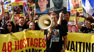 משפחות חטופים מחוץ לבניין האו"ם