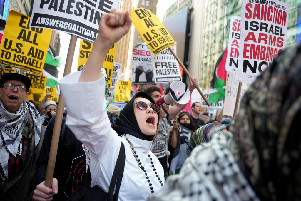 Anti-Israel protest in New York during Netanyahu’s address to the UN General Assembly in 2025 (Photo: AP Photo/Angelina Katsani) הפגנה נגד ישראל ב ניו יורק במקביל לנאום נתניהו בעצרת האו"ם או"ם