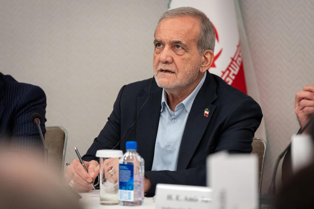 Iranian President Masoud Pezeshkian (Photo: AP Photo/Angelina Katsanis) מסעוד פזשכיאן בתדרוך עיתונאים בניו יורק