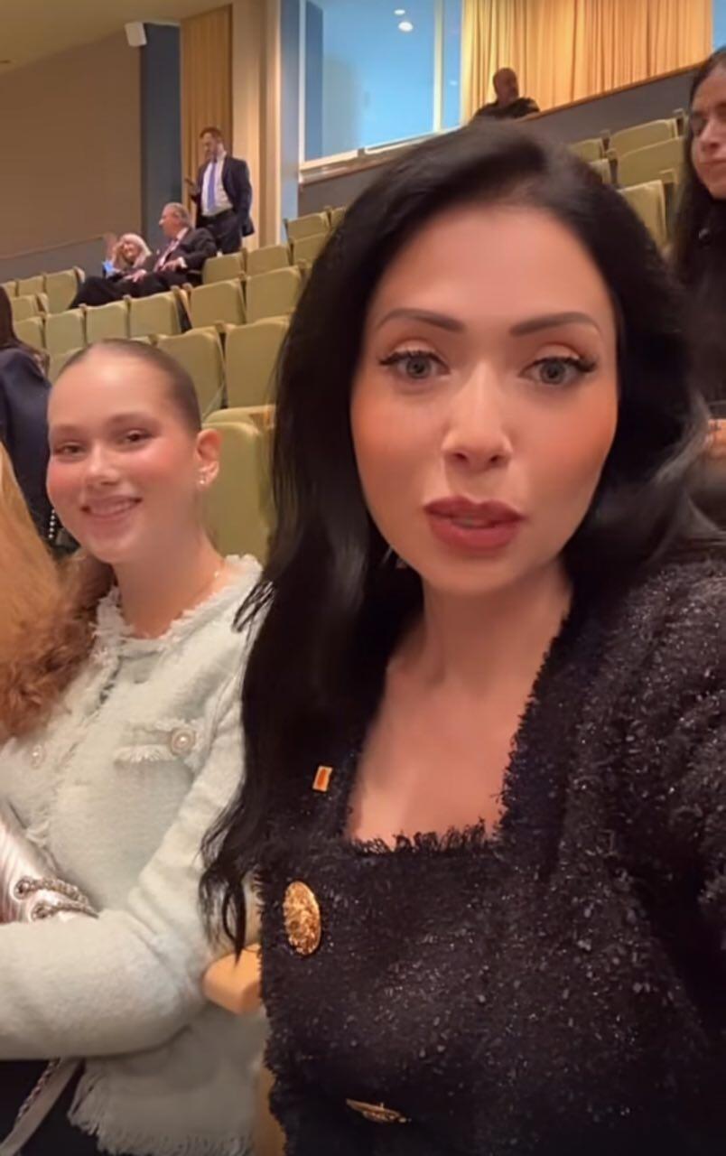 "זה הבניין הכי אנטישמי שיכול להיות". ניקול ומישל ראידמן באו"ם (צילום מסך: אינסטגרם ) ניקול ראידמן באו"ם עם הילדים מישל וריצי' בנימין נתניהו שרה נתניהו