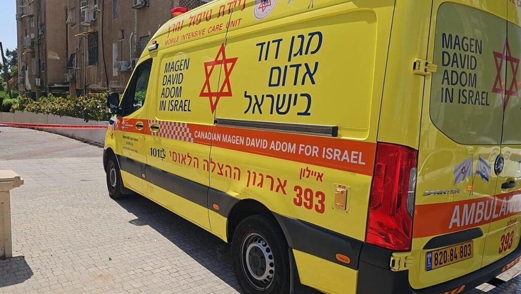 הזירה ברחובות (צילום: תיעוד מבצעי מד"א) גבן בן 70 נהרג לאחר שנפל מגובה במהלך בניית סוכה