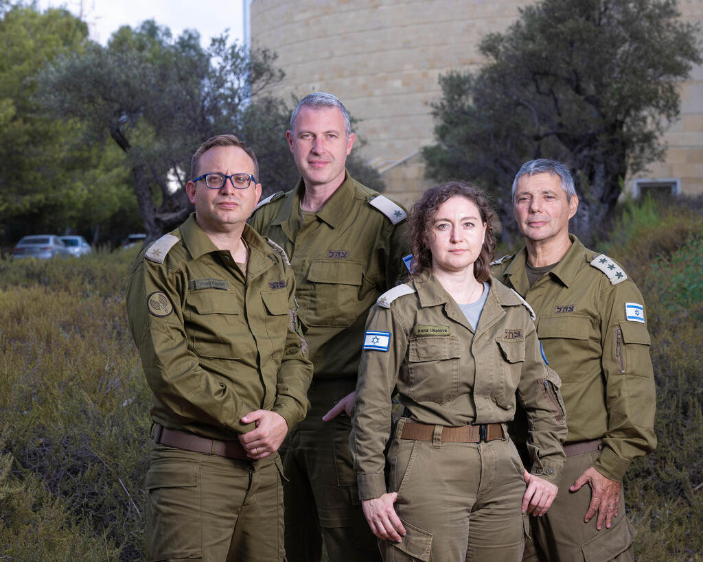 רביעיית הדוברים בשפות הזרות (צילום: יובל חן) מימין: דובר צה"ל בשפה הצרפתית, אל"מ (מיל') אוליבייה רפוביץ', דוברת צה"ל בשפה הרוסית, רס"ן (מיל') אנה אוקולוב, דובר צה"ל בשפה הפורטוגזית, רס"ן (מיל') רפי רוזנשיין ודובר צה"ל בשפה הספרדית, רס"ן (מיל') רוני קפלן