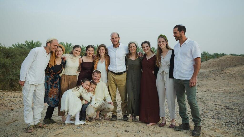 "יש לי הזדמנות לקחת חלק במשהו שהוא הרבה יותר גדול ממני". ישי צור עם משפחתו (צילום: שמעון בוקשטיין) ישי צור סמ"פ בגדוד בארי בתמונה עם משפחתו