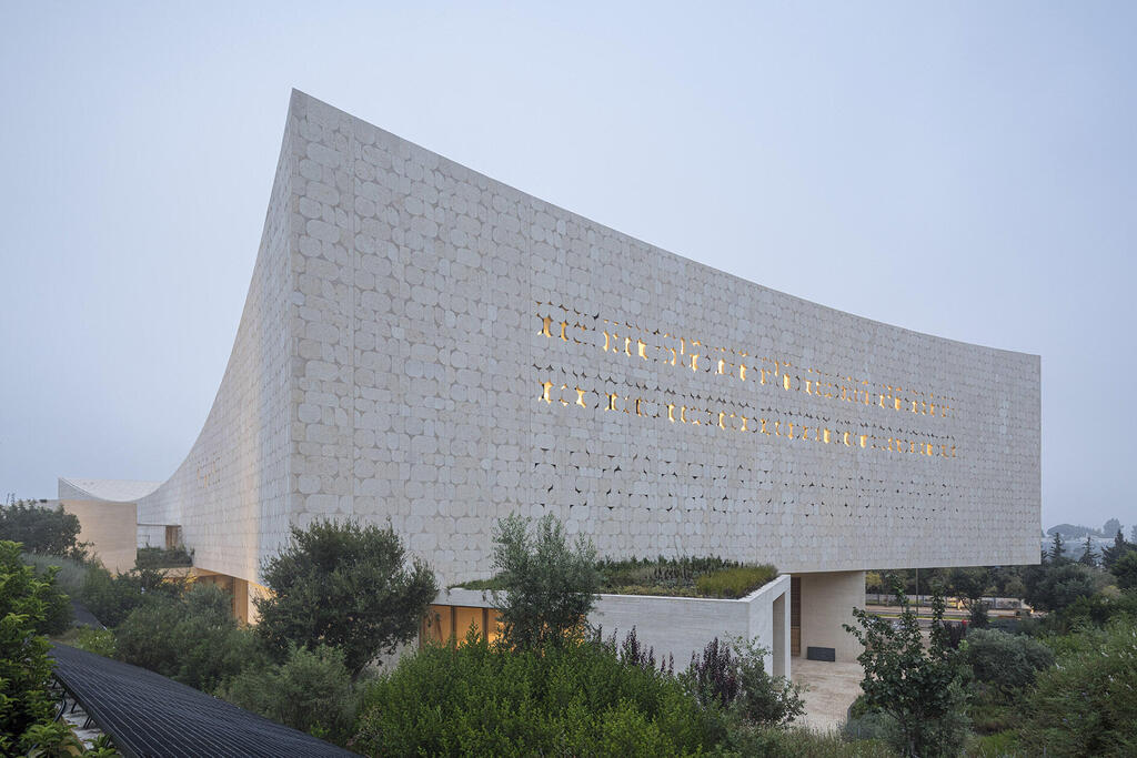 הספרייה הלאומית. Architects Herzog and de Meuron. Executive Architect Mann-Shina