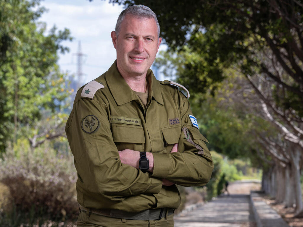 "יכול להיות שאזרוק מילה על קבוצת הכדורגל שאני אוהד בברזיל". דובר צה"ל בשפה הפורטוגזית, רס"ן (מיל') רפי רוזנשיין (צילום: יובל חן) דובר צה"ל בשפה הפורטוגזית, רס"ן (מיל') רפי רוזנשיין