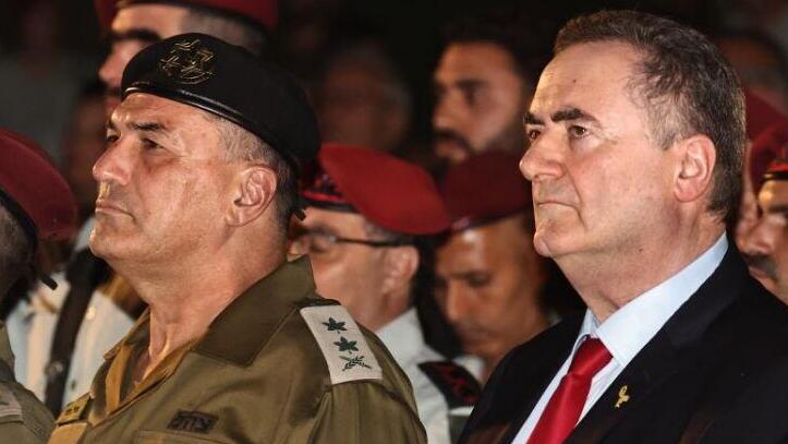 שר הביטחון כ"ץ והרמטכ"ל זמיר (צילום: מוטי קמחי ) שר הביטחון כ״ץ, הרמטכ״ל אייל זמיר ומפקד פיקוד מרכז אלוף אבי בלוט בטקס ההתייחדות עם זכר חללי הצנחנים