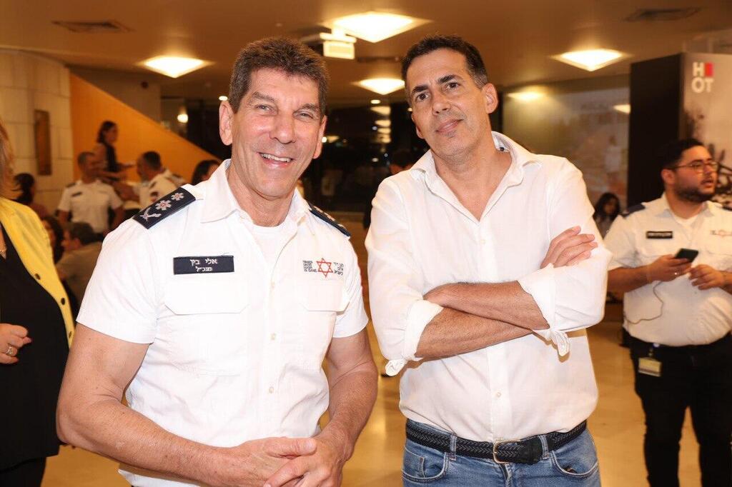 אורי גל סמנכ"ל השיווק של קבוצת HOT ואלי בין מנכ"ל מדא (צילום: רפי דלויה) השקת הסדרה שבעה באוקטובר קריאת חירום