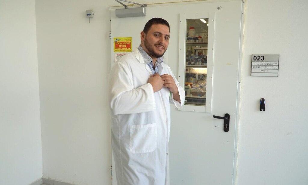 "המטרה הייתה לייצר חומר חכם שניתן גם להדפיס אותו ברזולוציה ובצורה מותאמת אישית למשתמש". ד"ר שאדי פרח (צילום: מעבדת ד"ר שאדי פרח) ד"ר שאדי פרח