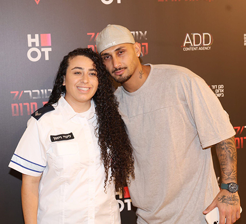 אירוע ראשון אחרי "האח הגדול". ארז איסקוב יחד עם הפרמדיקית לינוי וייזמן בפרימיירה ל- ״7 באוקטובר: קריאת חירום" (צילום: רפי דלויה) השקת הסדרה שבעה באוקטובר קריאת חירום ארז איסקוב