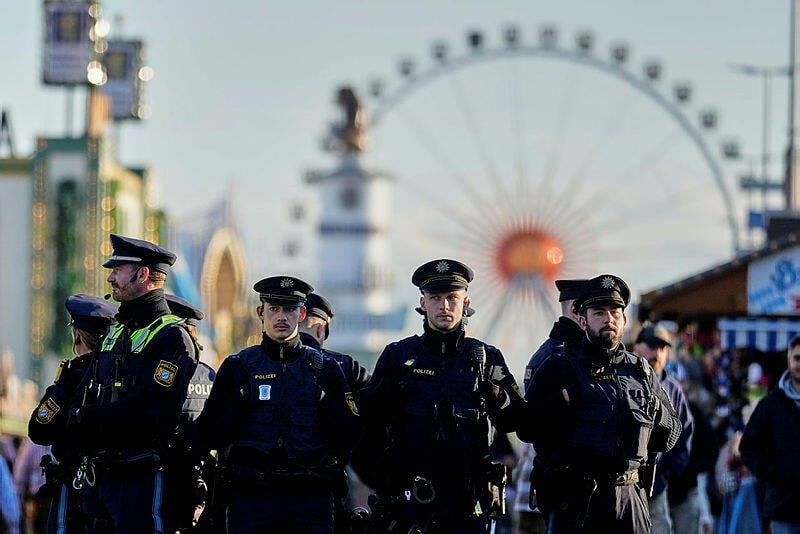 Photo: AP Photo/Matthias Schrader שוטרים אוקטוברפסט גרמניה פסטיבל