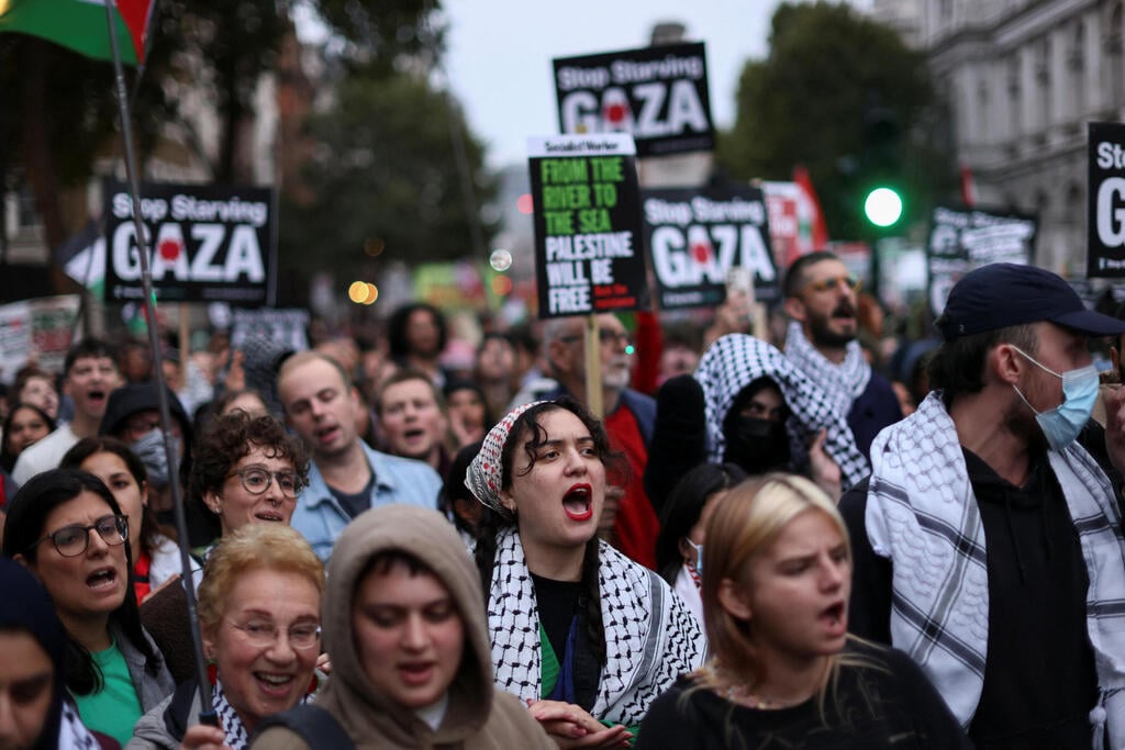 Pro-Palestinian rally in London (Photo: REUTERS/Jack Taylor) לונדון בריטניה הפגנה אנטי-ישראלית נגד ישראל פרו-פלסטינית פרו-פלסטינים בעקבות מעצר פעילי משט ל עזה