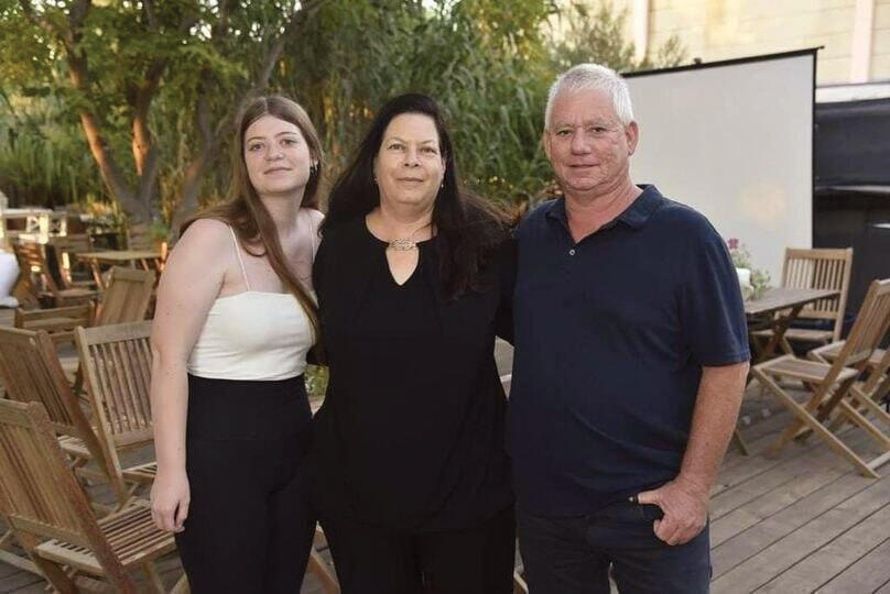 לפני שהכול השתנה. נוגה עם אמא שירי ואבא אילן (צילום: אלבום פרטי) לפני שהכול השתנה. נוגה עם אמא שירי ואבא אילן