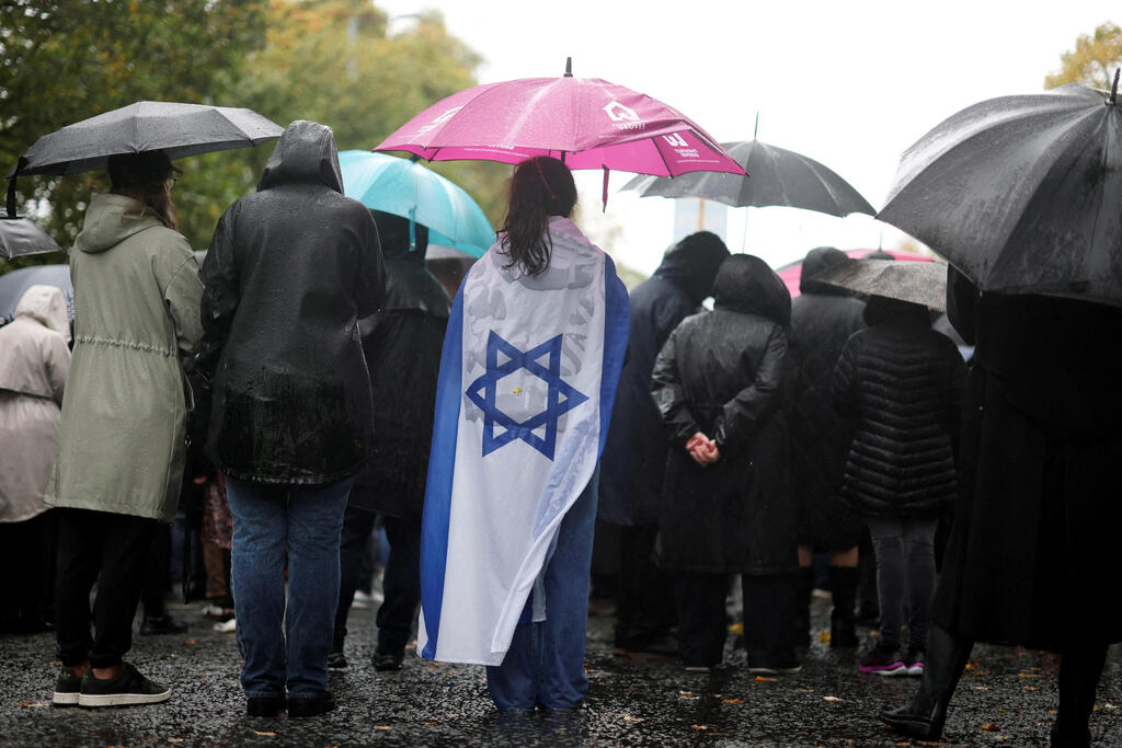 עצרת זיכרון לקורבנות הפיגוע במנצ'סטר (צילום: REUTERS/Hannah McKay ) מנצ'סטר בריטניה עצרת זיכרון לנרצחי פיגוע בית כנסת