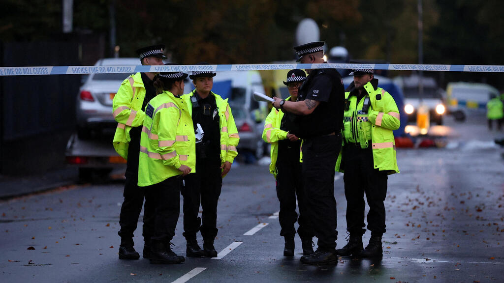Police at the scene of the Yom Kippur attack in Manchester (Photo: REUTERS/Phil Noble) זירת פיגוע בית כנסת מנצ'סטר בריטניה
