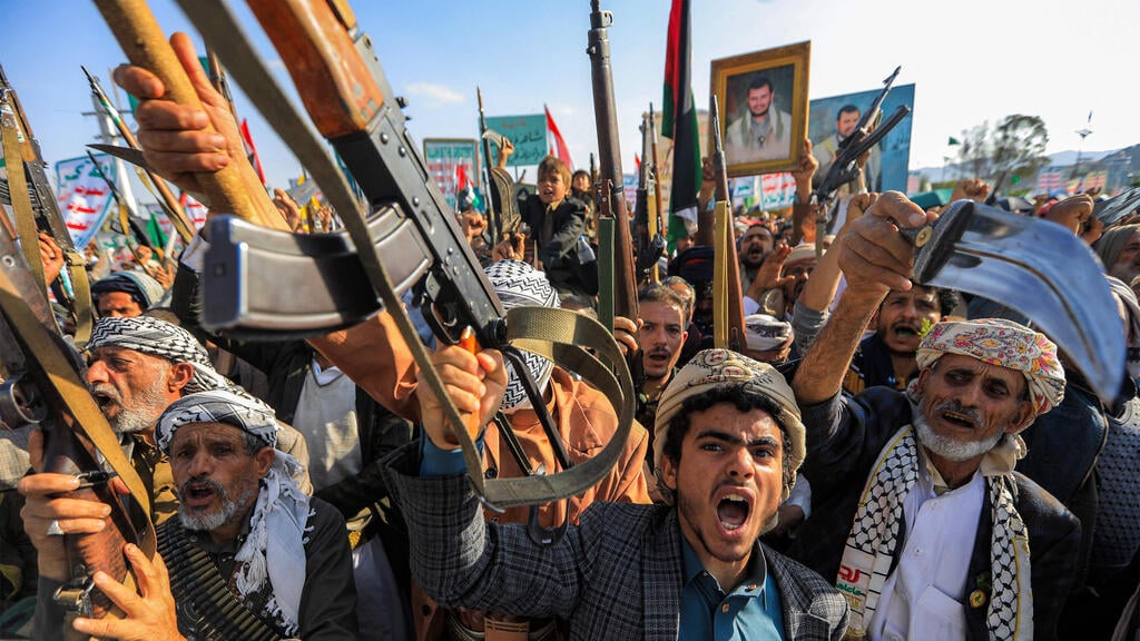 Houthi supporters demonstrate in Sanaa (Photo: Mohammed HUWAIS / AFP) הפגנת חות'ים בתימן