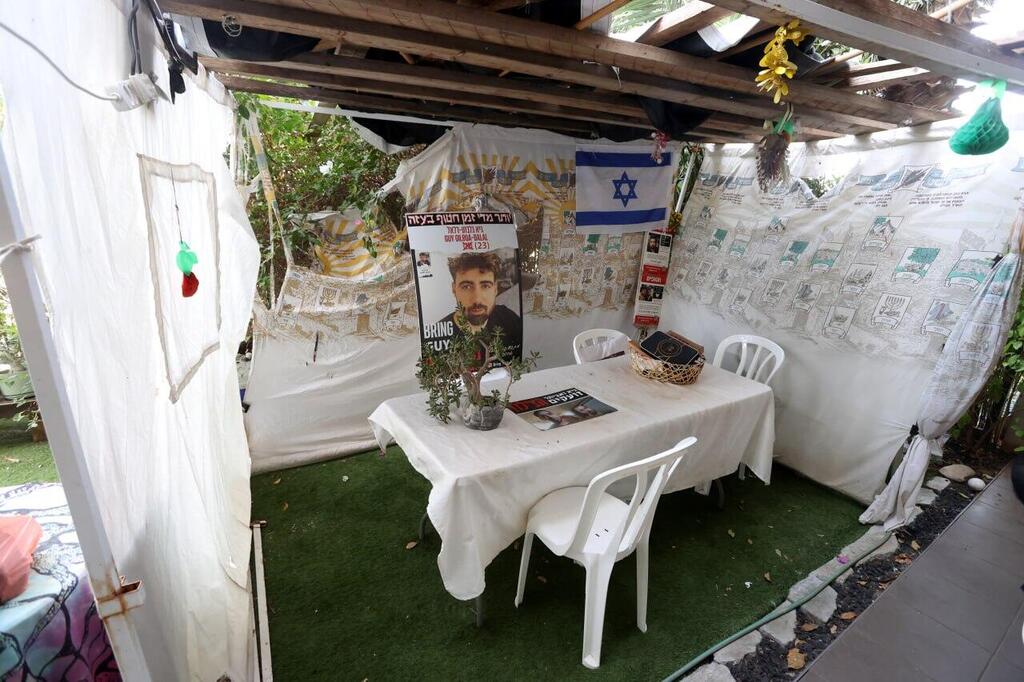 "סוכת התקווה" שלא תפורק עד שגיא יחזור (צילום: שאול גולן) הסוכה של משפחת דלאל שמחכה לשובו של גיא