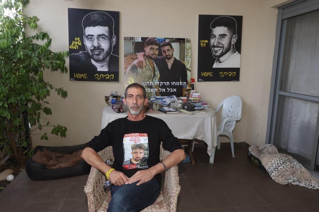 "אני מדבר אליו כל ערב, אומר לו שלא יוותר" (צילום: שאול גולן) הסוכה של משפחת דלאל שמחכה לשובו של גיא