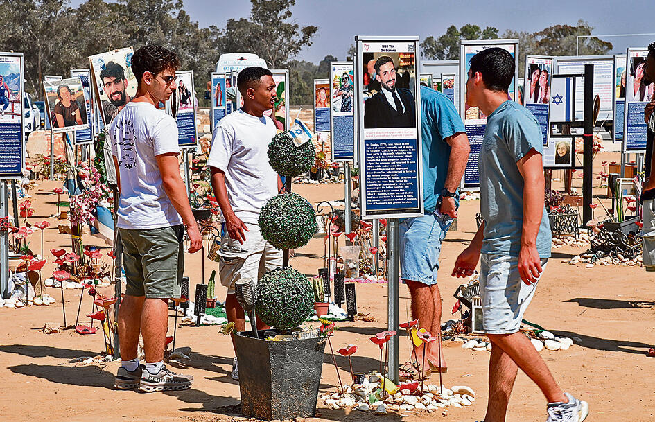 מאות עמודים ועליהם תמונותיהם קורעות הלב ביופיין של הנרצחים | צילומים: הרצל יוסף yk14531087