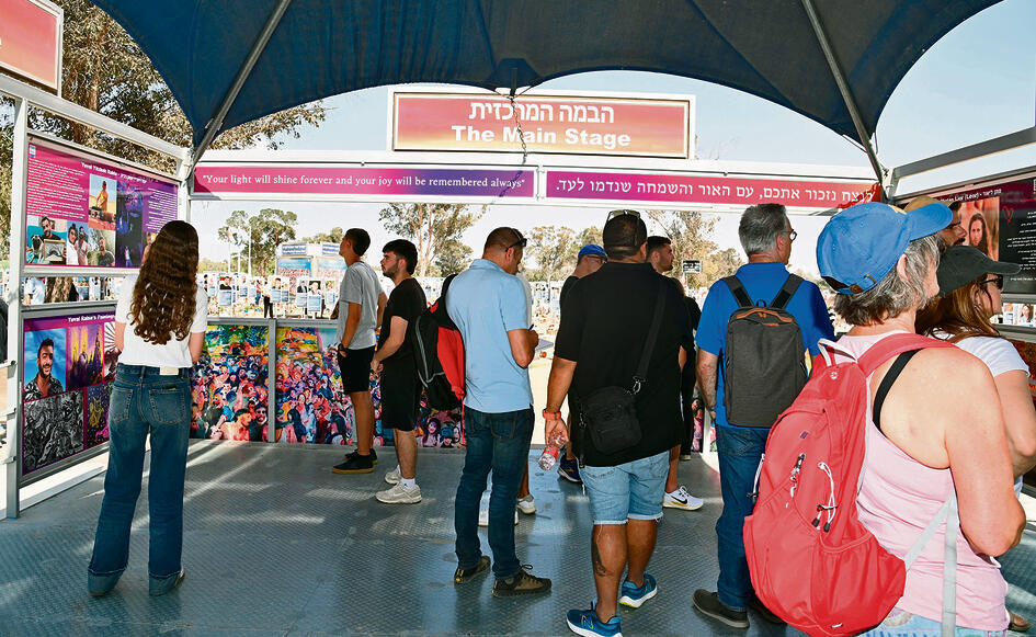 מדריכים מיומנים, מתורגלים, יודעים לספר, לזעזע, לרגש. מתחם המסיבה בנובה | צילום: הרצל יוסף yk14531094
