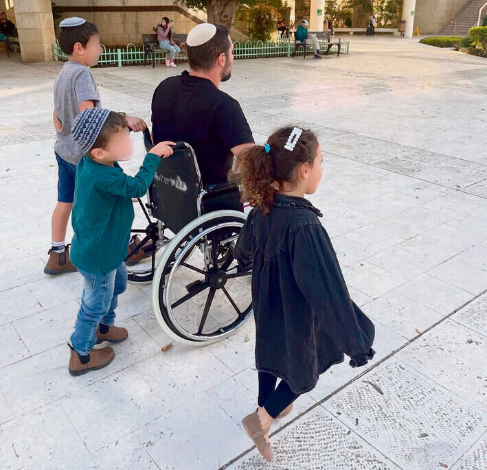 עם הילדים בזמן השיקום yk14534610