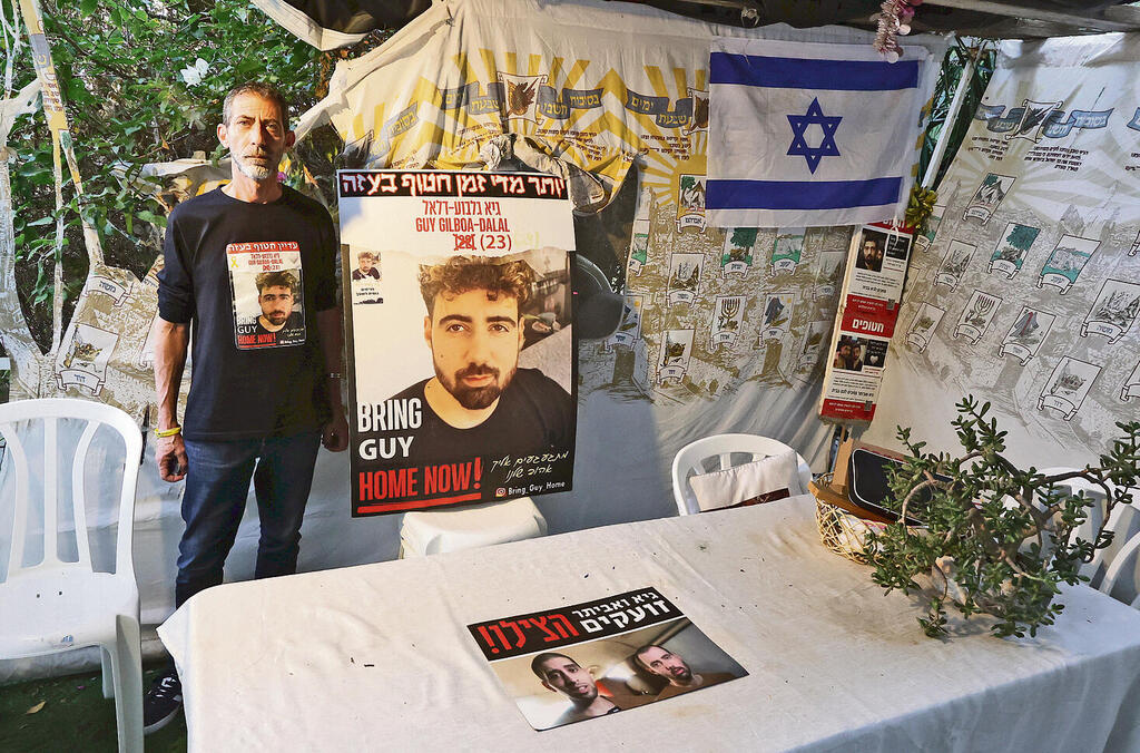 "אני מדבר לגיא כל ערב, אומר לו שלא יוותר". אילן דלאל בסוכה (צילום: שאול גולן) yk14537506