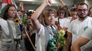   גרטה טונברי בשדה התעופה ביוון לאחר אחרי שחזרה ממעצר בישראל כשהגיעה עם משט לעזה