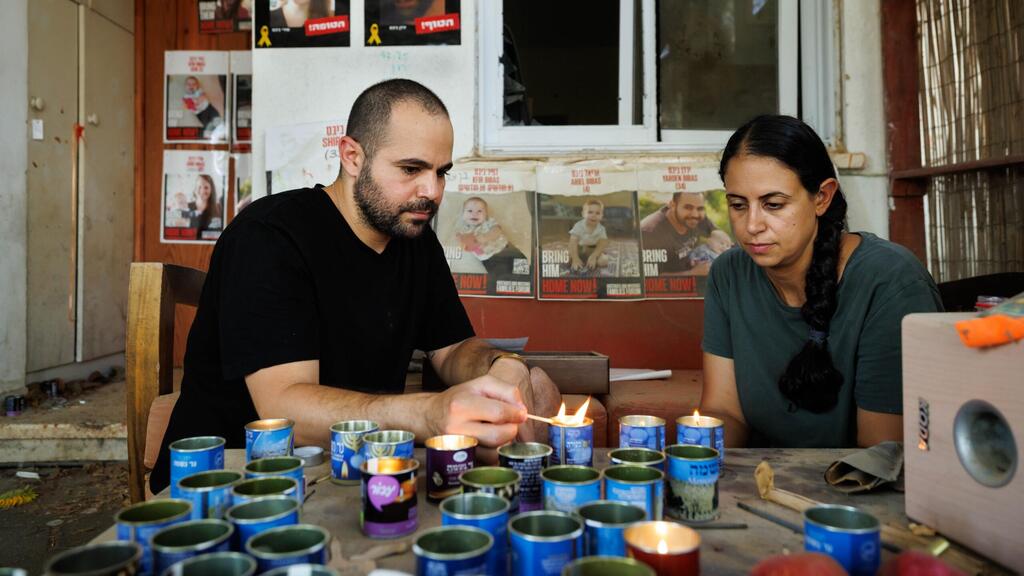 ירדן ביבס ואחותו עופרי בחצר הבית בניר עוז (צילום: זיו קורן) ירדן ביבס