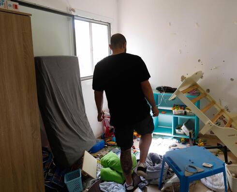 הם משכו אותי החוצה מהממ"ד, החדר של אריאל, שהיה יפה ותמים, עמוס משחקים, חוויות, סיפורים. עכשיו הוא עצוב וקר. פה היינו כולנו יחד בפעם האחרונה. פה נפרדנו דרכינו. זה היה הסוף של משפחת ביבס (ירדן בחדר של אריאל, שהיה הממ״ד. צילום: זיו קורן) ירדן ביבס