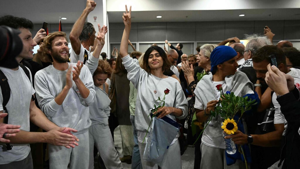 Rima Hassan is welcomed with flowers after being expelled from Israel (Photo: Aris MESSINIS / AFP) רימא חסן, חברת פרלמנט מצרפת הייתה על סיפון המשט לעזה