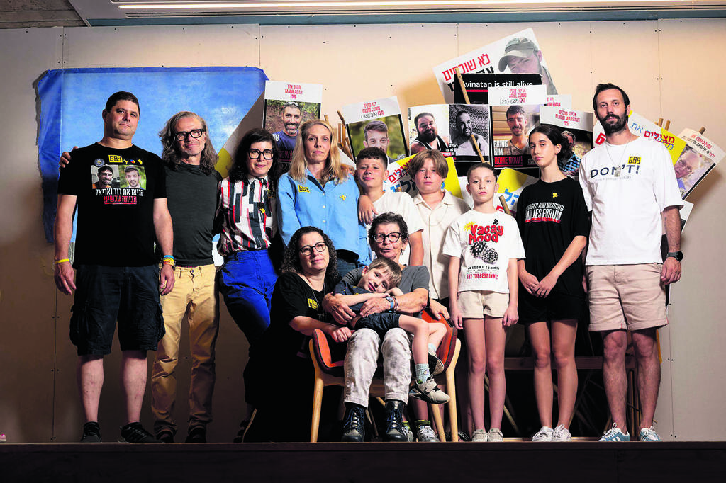 מימין לשמאל: דניאל ליפשיץ, לילו ליפשיץ, מאיה ליפשיץ, איתן ליפשיץ־ווסטפילד, אדם ליפשיץ, יוכבד ליפשיץ, נועם ליפשיץ, אנה ליפשיץ (כלה), נועה חביב, שרון ליפשיץ, גראהם ווסטפילד (חתן), עמרי ליפשיץ