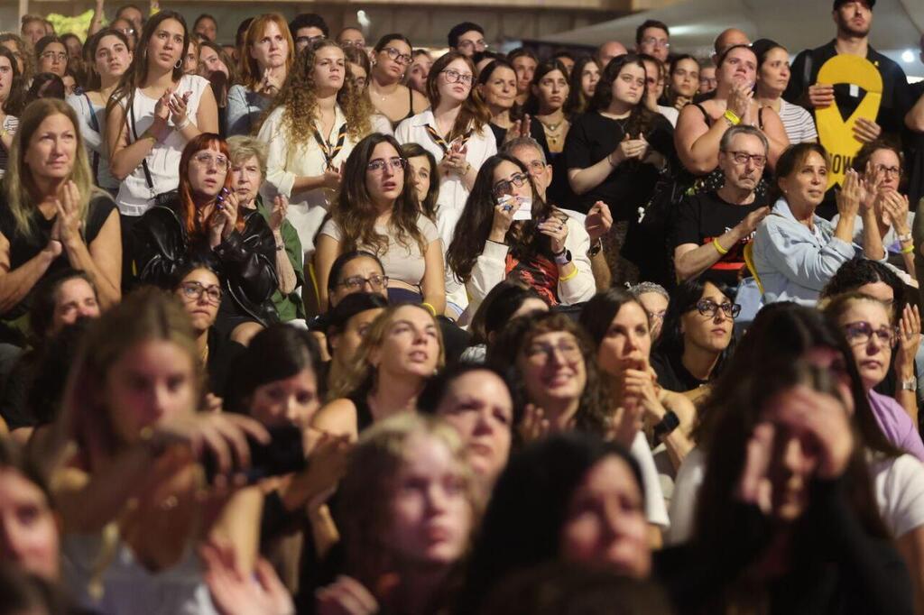 הקרנה של טקס הזיכרון הלאומי בכיכר החטופים