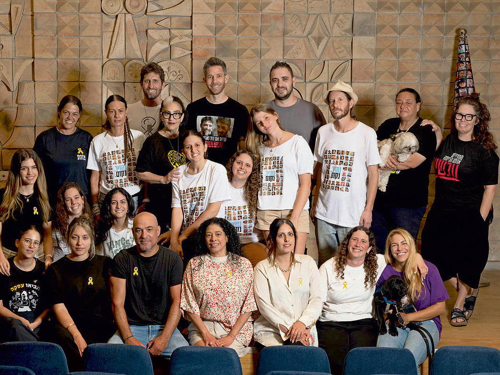 "הם היו המשפחה שלי בתקופה שלא הייתה לי משפחה" משפחת בן עמי: עומדים מימין לשמאל: תמי גורלי, שלי פייגנהלט, הכלבה בובה, אוריאל בן ספיר, רועי לביא, נטלי בן עמי, אלון גלבוע, סיג'יי הורן, ליאור רוטש yk14527492