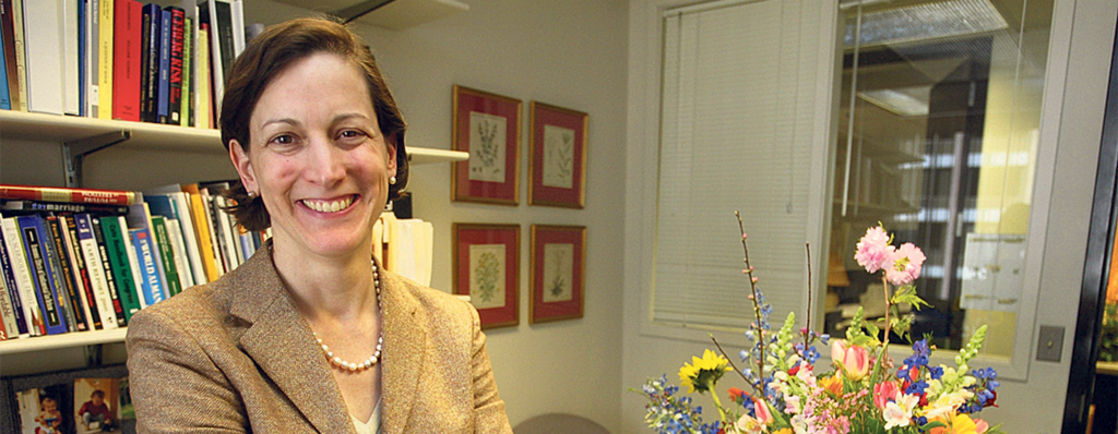 אן אפלבאום. מומחית באיומים על הדמוקרטיה