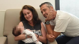 גלית דוידוב ניצלה בעקבות תסחיף מי שפיר שעברה בלידה עם בעלה עידן והבן טומי 