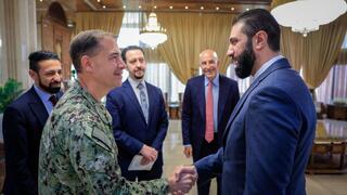 פגישה של נשיא סוריה אחמד א-שרע עם בראד קופר מפקד פיקוד מרכז האמריקני והשליח לסוריה תומאס ברק