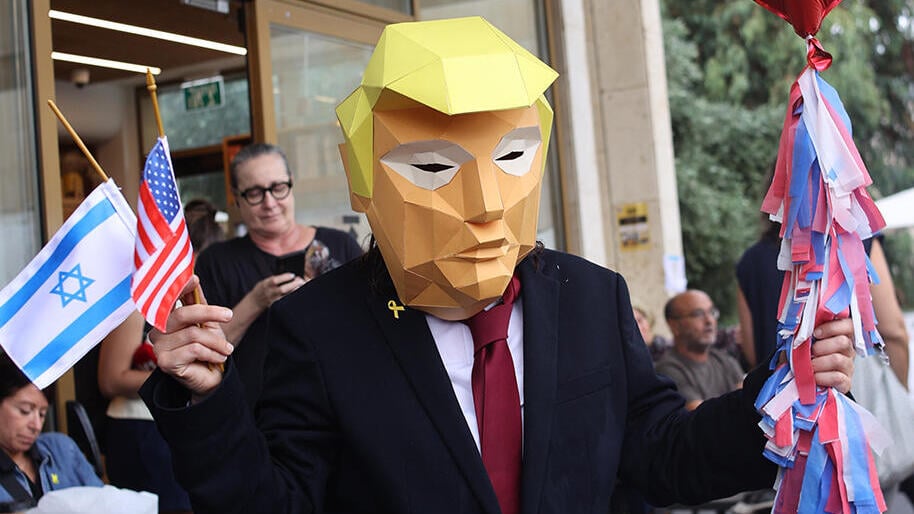 בובת הנשיא טראמפ בכיכר החטופים (צילום: יריב כץ) חגיגות בכיכר החטופים לאחר החתימה על הסכם לסיום המלחמה