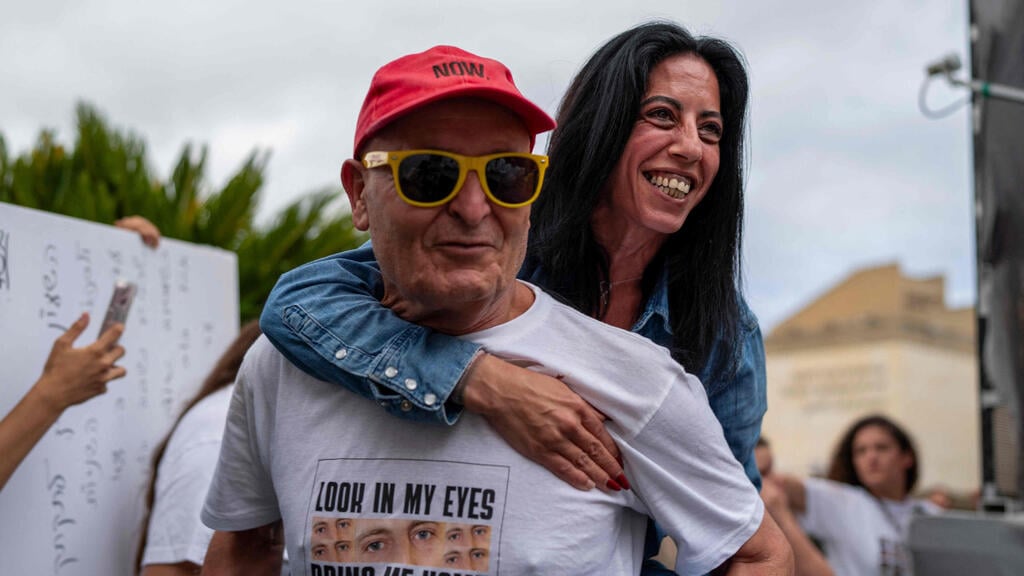 צילום: Maya Levin / AFP משפחות החטופים מגיבות לחתימה על הסכם שחרור החטופים