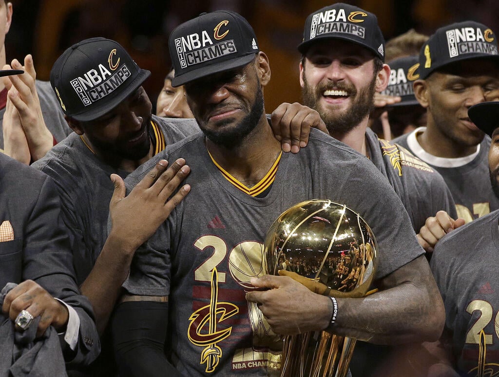 LeBron James cries on the court after the Game 7 victory over Golden State and Cleveland’s 2016 NBA title (Photo: Marcio Jose Sanchez/AP) לברון ג'יימס אליפות קליבלנד